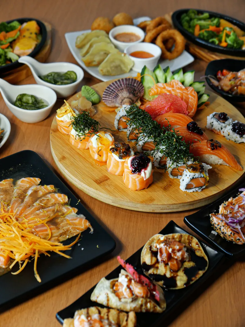 Mesa com combinado de sushi e sashimi do Koa