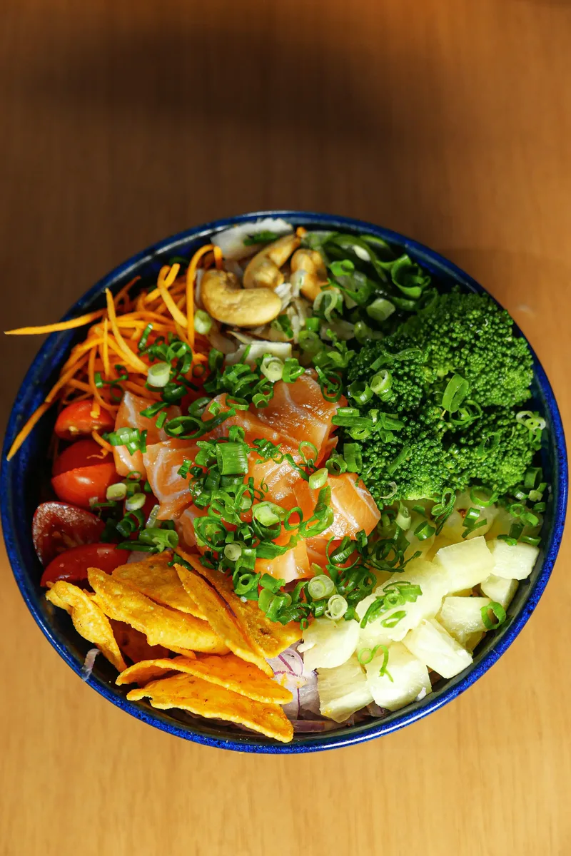 Poke na tigela azul